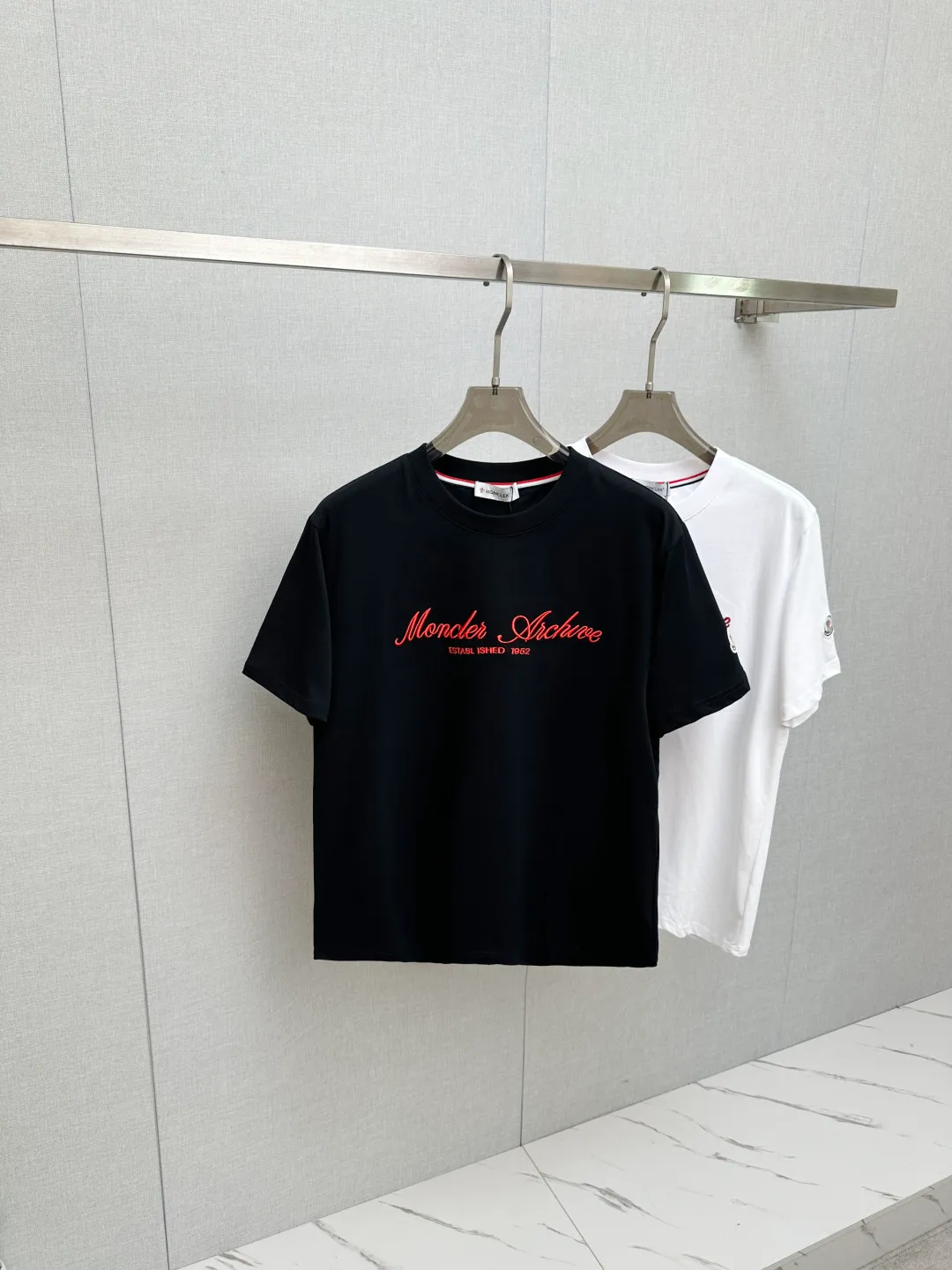 Moncl 26ss Moncler Series T ，， Logo+“Monestier-de-Clermont France Est.1952” ， ， Classic ， ， 。 Premium、 ， ； Black White Sizes：S-2XL